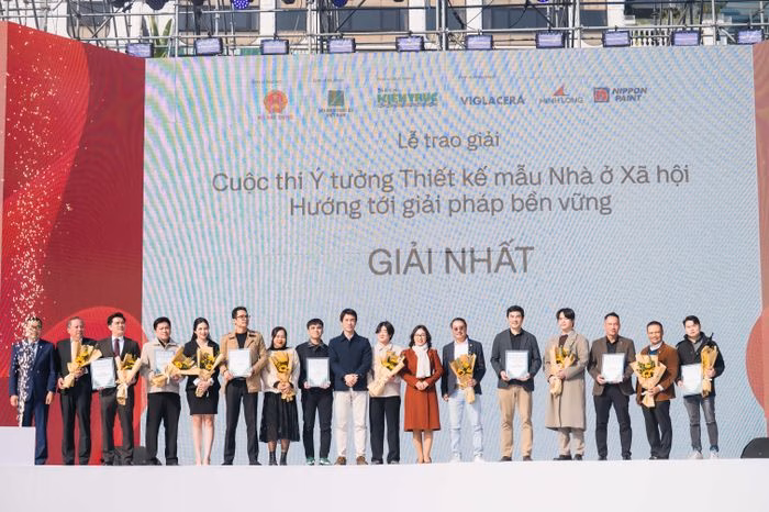 Ban tổ chức trao giải Nhất cho các tác giả Ban tổ chức trao giải Nhất