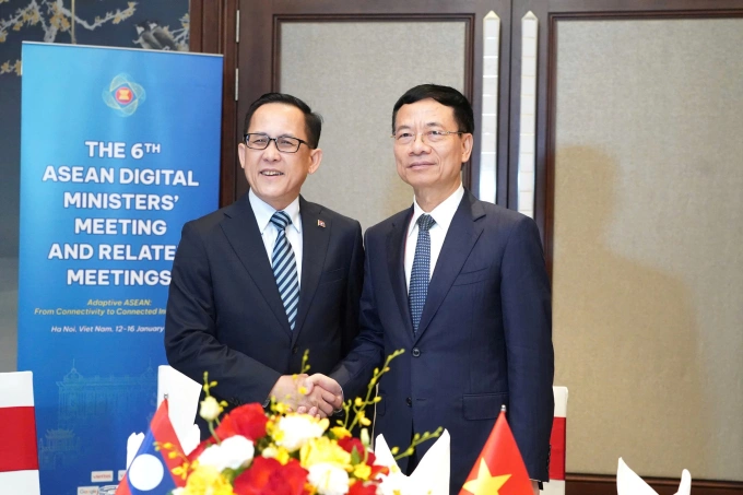 Bộ trưởng Nguyễn Mạnh H&ugrave;ng v&agrave; Bộ trưởng Santisouk Simmalavong trao đổi về hợp t&aacute;c c&ocirc;ng nghệ số