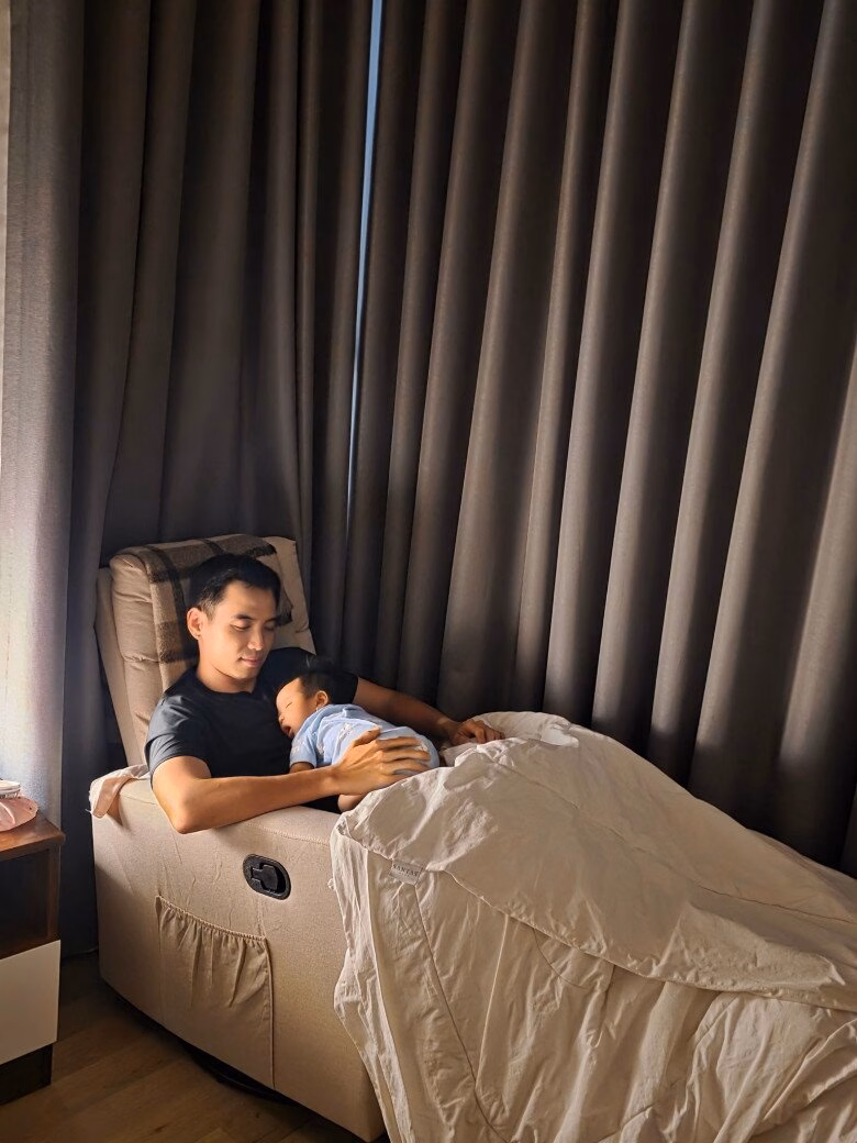 Bố Tuấn Khôi chăm sóc con gái Chồng HHen Niê được khen chăm con khéo léo.