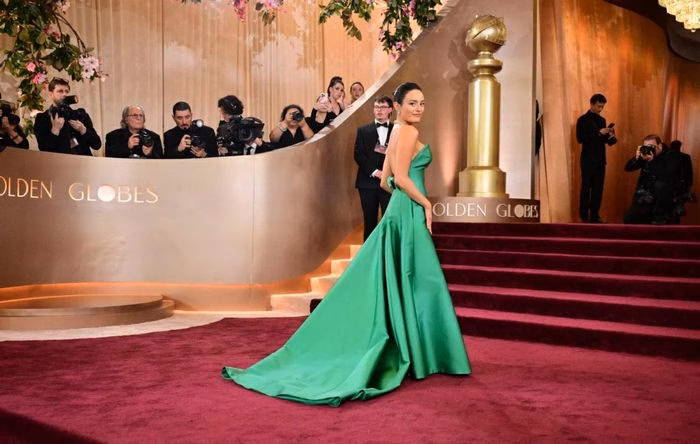 Chase Sui Wonders trong v&aacute;y Balenciaga xanh rực rỡ &ndash; Golden Globe 2026