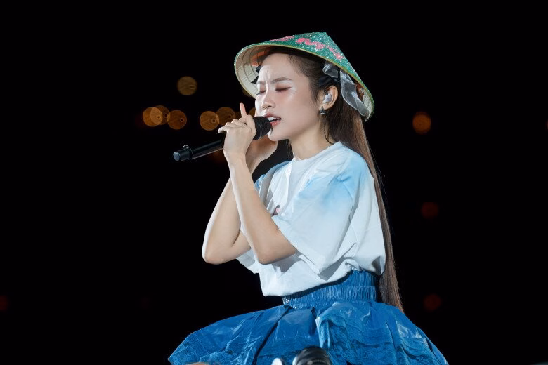 Fan Meeting kh&eacute;p lại với h&igrave;nh ảnh C&ograve; trở về tổ được Phương Mỹ Chi thể hiện ca kh&uacute;c Nh&agrave; C&ograve;n Thương Em M&agrave;.