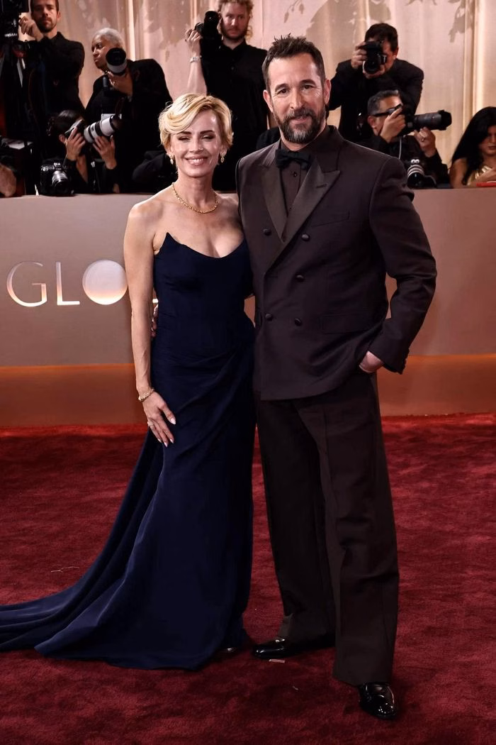 Noah Wyle ph&aacute; vỡ quy tắc thời trang với &aacute;o kho&aacute;c chocolate &ndash; Golden Globe 2026