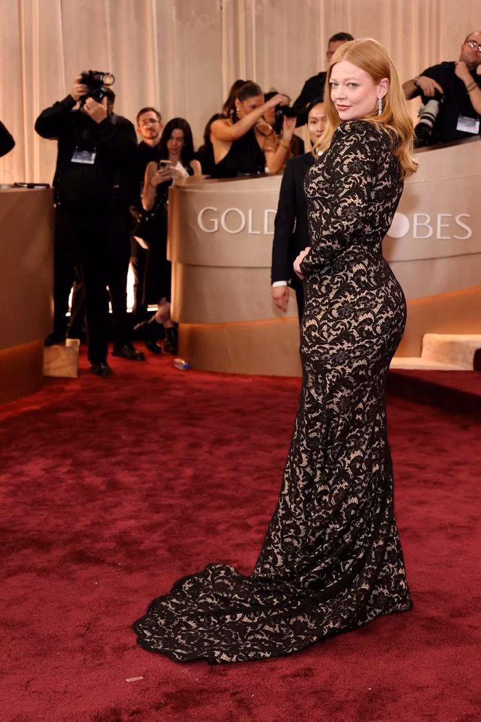 Sarah Snook trong bộ c&aacute;nh đen ren &ndash; Golden Globe 2026