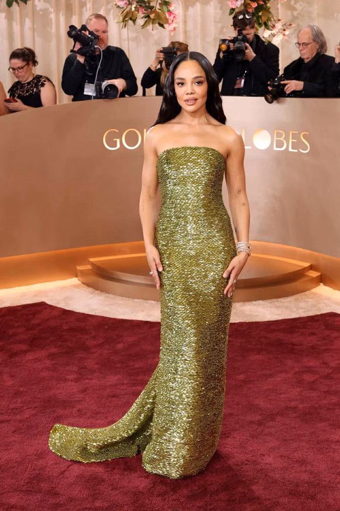Tessa Thompson trong v&aacute;y Balenciaga đ&iacute;nh sequin v&agrave;ng &ndash; Golden Globe 2026