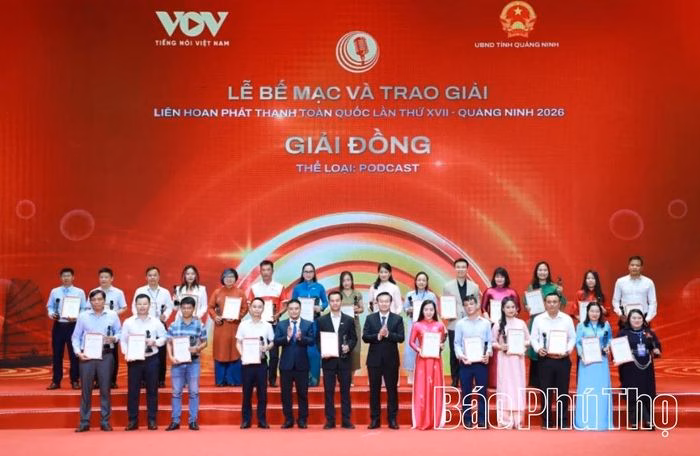 Ban Tổ chức trao giải Đồng cho c&aacute;c t&aacute;c giả Ph&uacute; Thọ