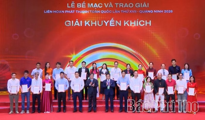 Ban Tổ chức trao giải Khuyến kh&iacute;ch cho nh&oacute;m t&aacute;c giả podcast