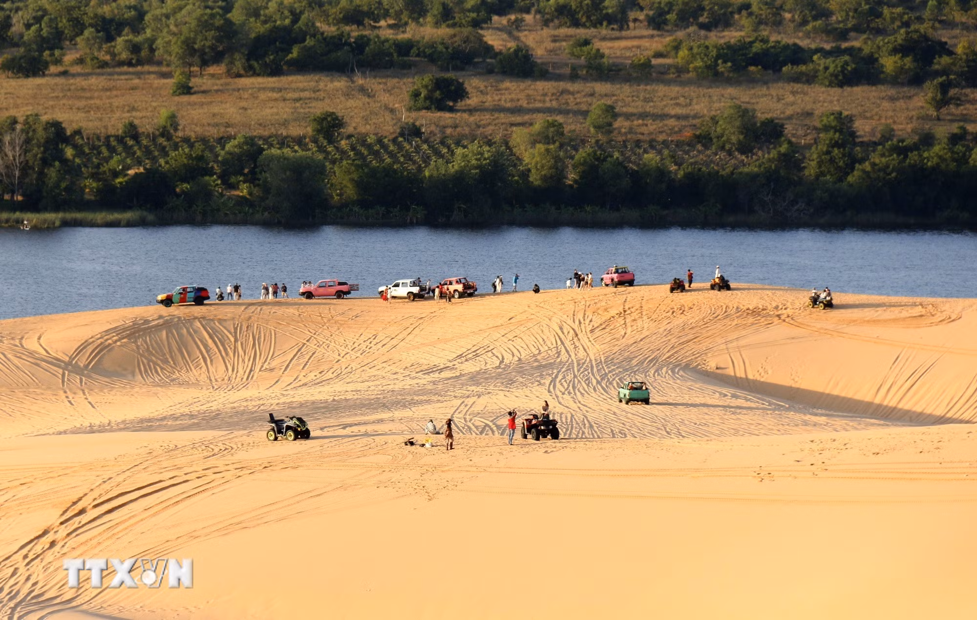 Bàu Trắng, xã Hòa Thắng là một điểm đến không thể thiếu trong hành trình đến với phía Đông tỉnh Lâm Đồng. (Ảnh: Hồng Hiếu/TTXVN) Vẻ đẹp Bàu Trắng tại Lâm Đồng - một điểm nhấn trong tour du lịch phía Đông