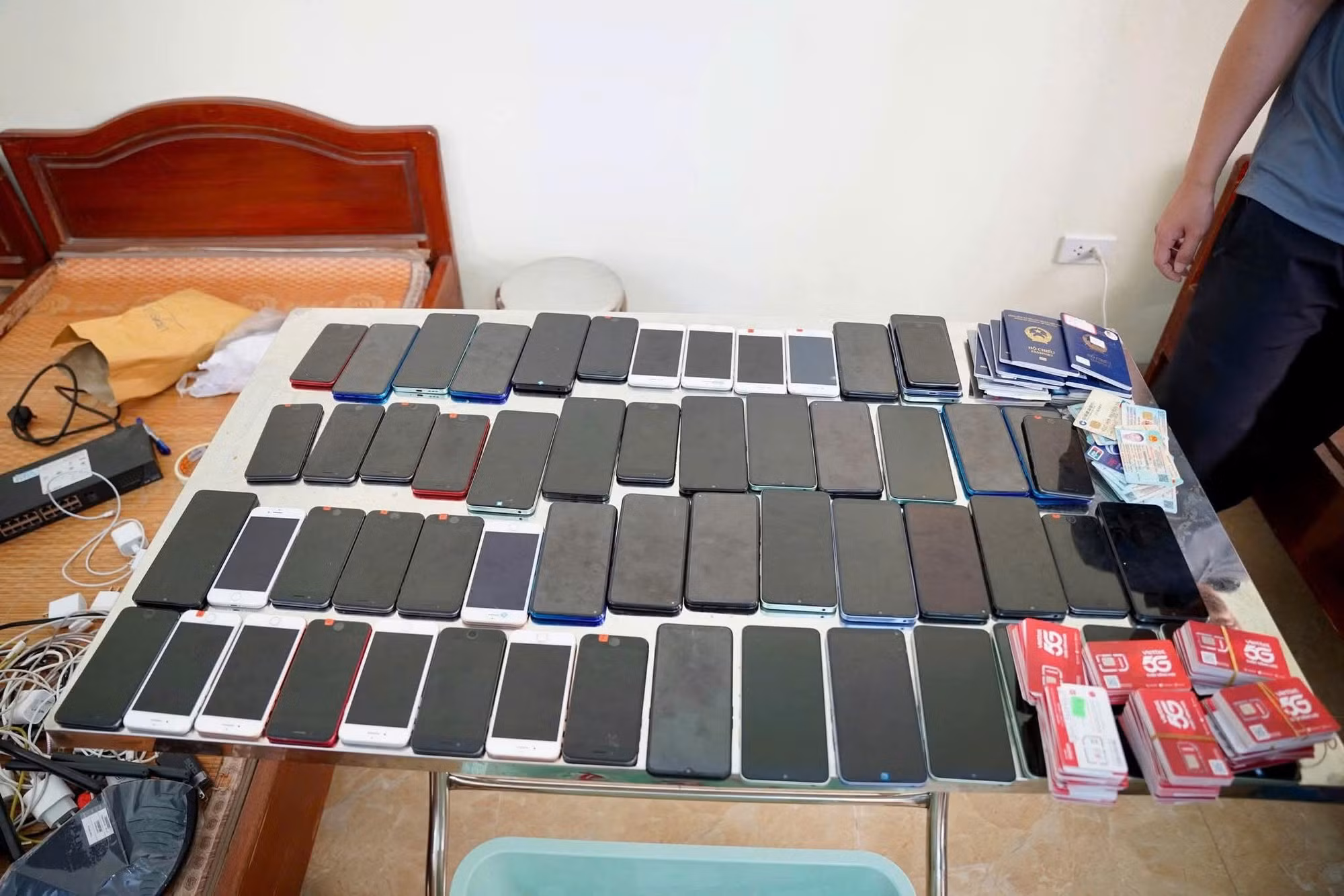 Các đối tượng trong đường dây lừa đảo công nghệ cao bị bắt giữ tại Lào