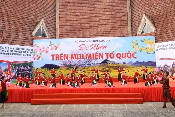 Các thành viên CLB Ngũ trò Viên Khê biểu diễn di sản văn hóa phi vật thể tại sự kiện Sắc xuân trên mọi miền Tổ quốc