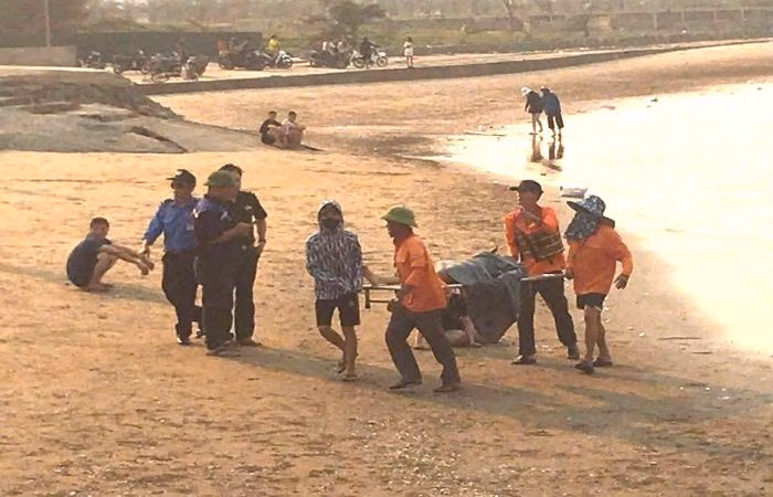 Công tác cứu hộ nạn nhân đuối nước tại đảo Lan Châu Lực lượng chức năng phối hợp cùng người dân khẩn trương đưa nạn nhân đuối nước vào bờ tại Cửa Lò