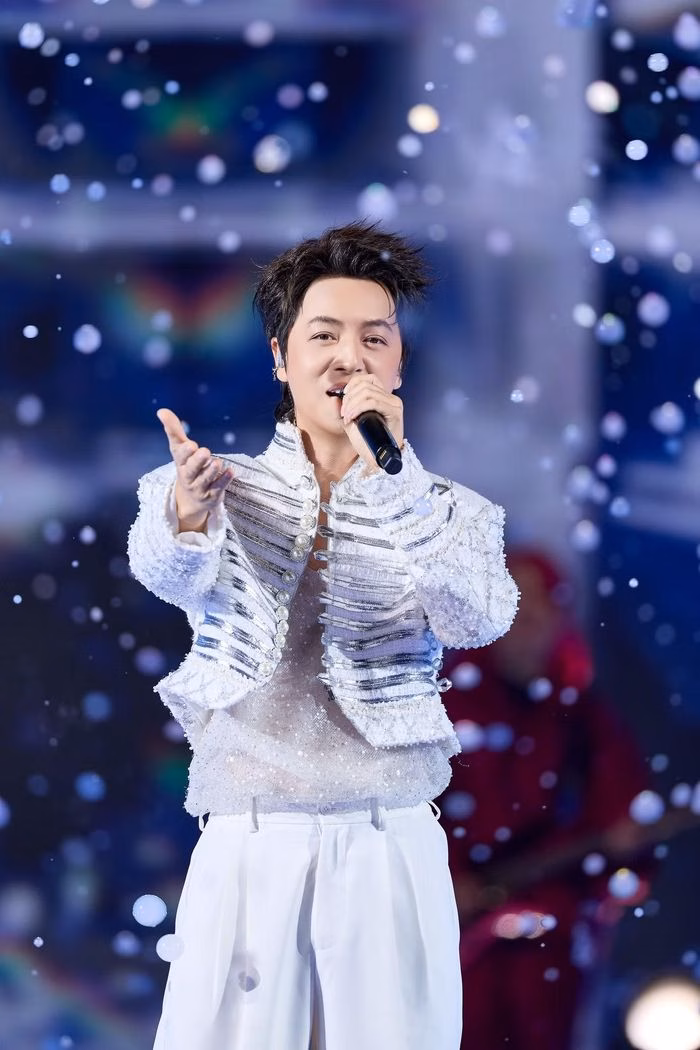 Ca sĩ Đăng Kh&ocirc;i g&acirc;y b&ugrave;ng nổ s&acirc;n khấu với bản mashup viral