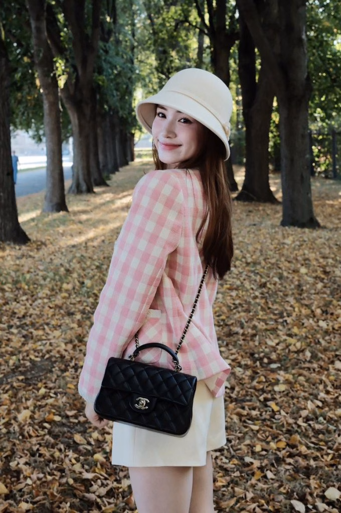 H&ograve;a Minzy sang chảnh với t&uacute;i Chanel do Văn To&agrave;n tặng khi đi du lịch Nga