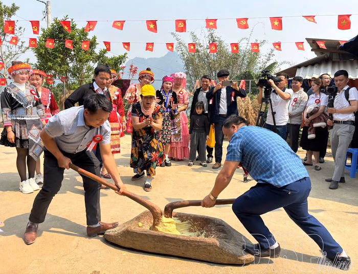 Hoạt động gi&atilde; b&aacute;nh giầy truyền thống tại bản Lồng Điện Bi&ecirc;n