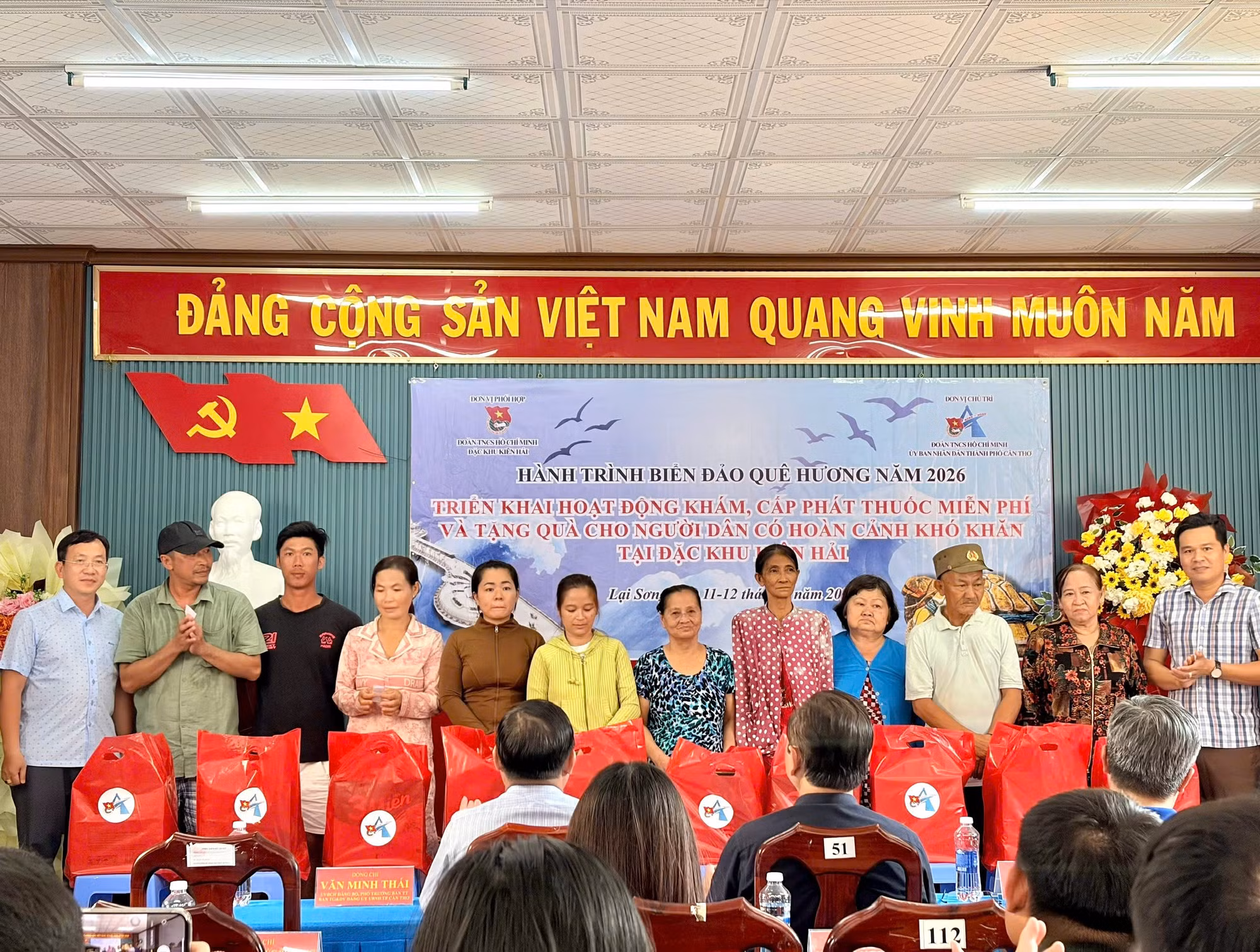 Hoạt động tặng qu&agrave; thiết thực cho ngư d&acirc;n tại đảo Lại Sơn