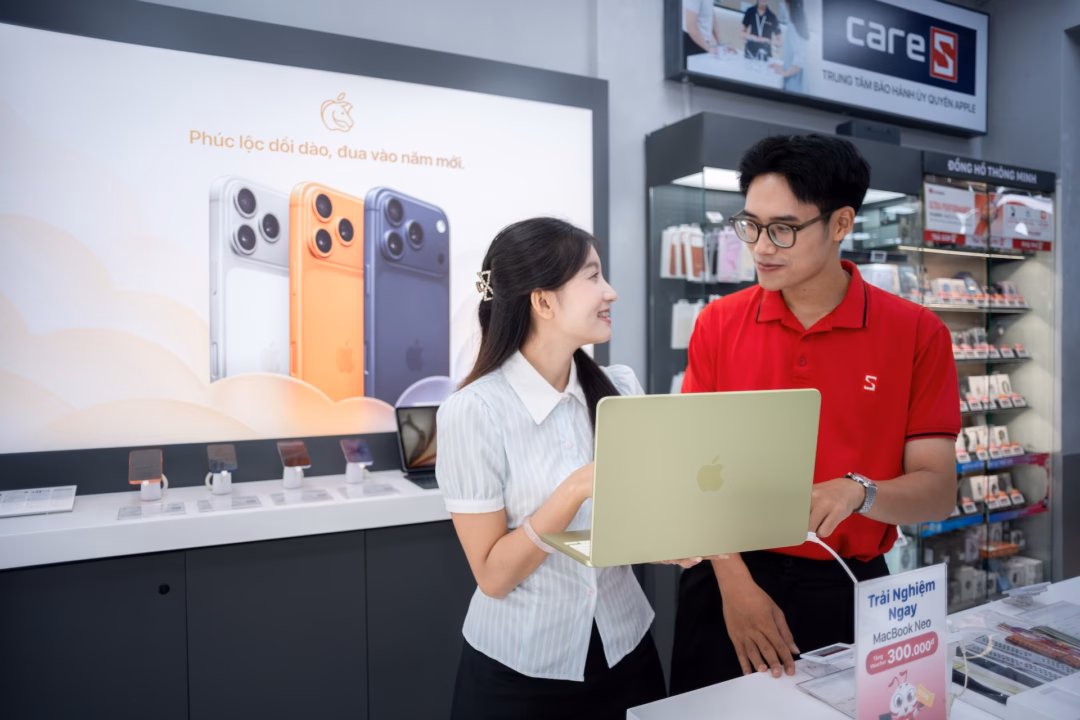 Khách hàng trải nghiệm thực tế MacBook Neo tại hệ thống CellphoneS
