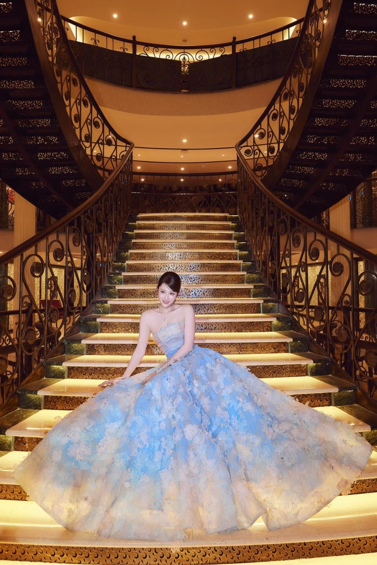 L&ecirc; Phương kỷ niệm 10 năm t&igrave;nh y&ecirc;u c&ugrave;ng &ocirc;ng x&atilde; k&eacute;m tuổi