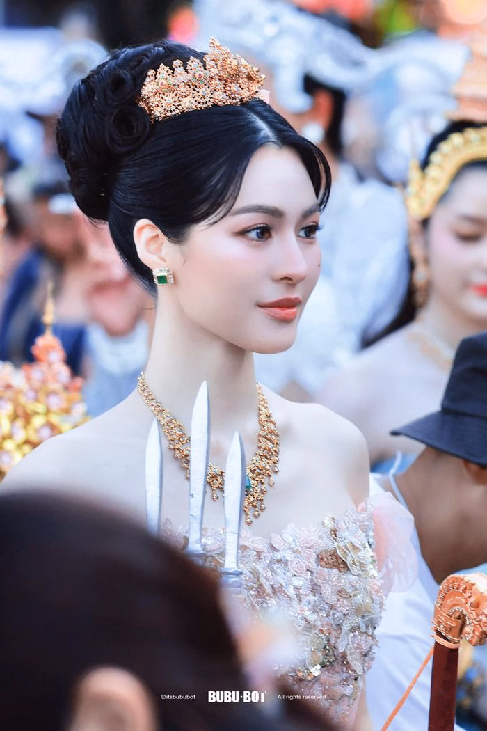 Lingling Kwong trong trang phục truyền thống Thái Lan tại lễ hội Songkran 2026