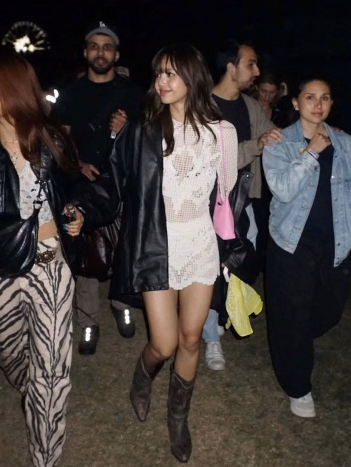 Lisa tận hưởng Coachella 2026 Lisa và những khoảnh khắc vui vẻ cùng bạn bè tại lễ hội