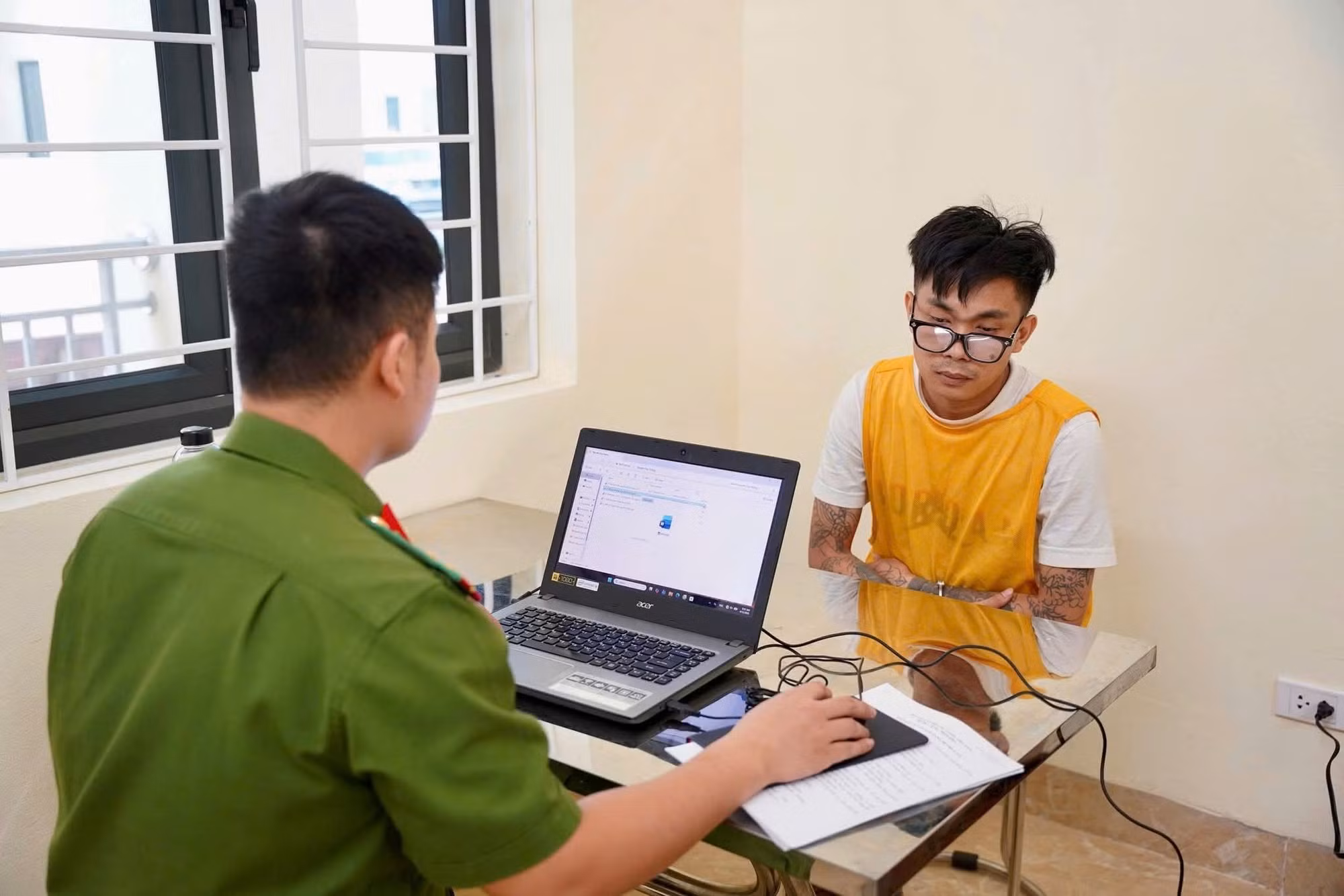 Lực lượng chức năng lấy lời khai đối tượng trong tổ chức lừa đảo. Ảnh: CACC. Cảnh sát lấy lời khai đối tượng cầm đầu đường dây lừa đảo