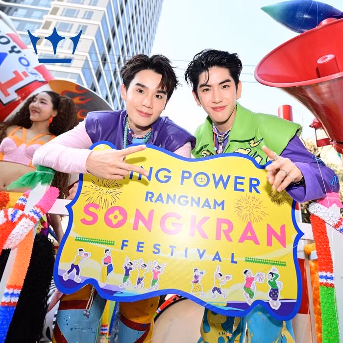 Nattawin Wattanagitiphat v&agrave; Jitaraphol Potiwihok tại lễ hội Songkran