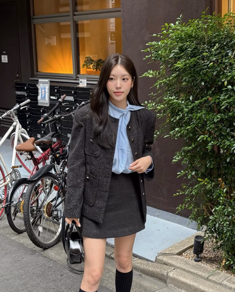 Phối &aacute;o kho&aacute;c tweed c&ugrave;ng ch&acirc;n v&aacute;y đồng bộ tạo n&ecirc;n vẻ ngo&agrave;i qu&yacute; c&ocirc; thanh lịch, sang trọng