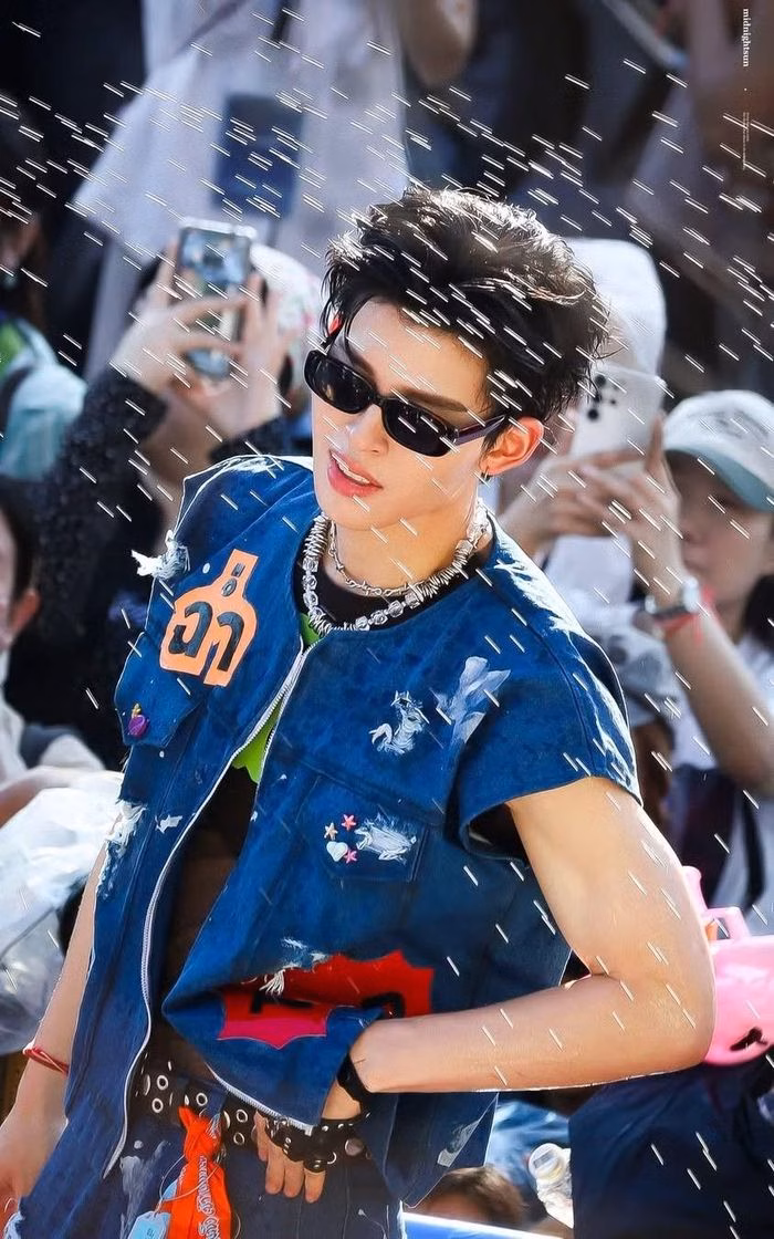 Phuwin Tangsakyuen thần th&aacute;i tại lễ hội t&eacute; nước Songkran