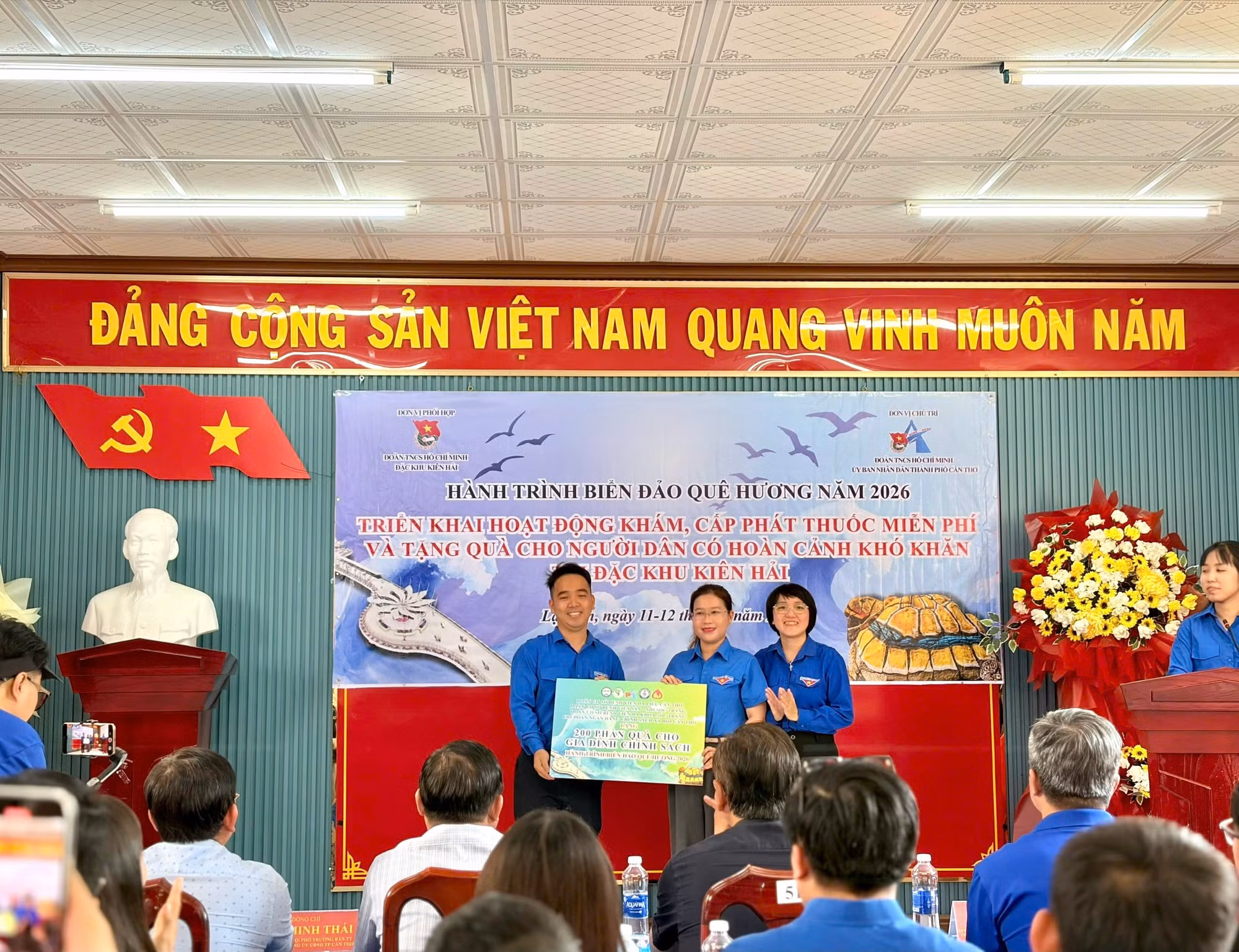 Thanh ni&ecirc;n Cần Thơ tặng qu&agrave; cho b&agrave; con ngư d&acirc;n