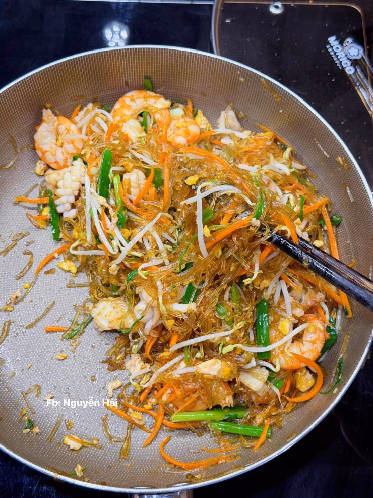 Th&agrave;nh phẩm m&oacute;n miến x&agrave;o hải sản mềm tơi kh&ocirc;ng bị d&iacute;nh