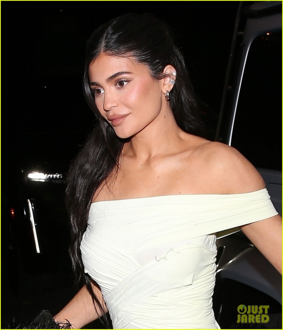 "Mẹ 2 con" Kylie Jenner diện đầm trễ vai nóng bỏng đi dự tiệc - Ảnh 4.