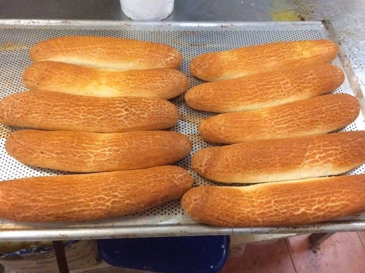 Ổ bánh mì Ổ bánh mì do chính tay Nhuận làm tại tiệm bánh ở Richmond