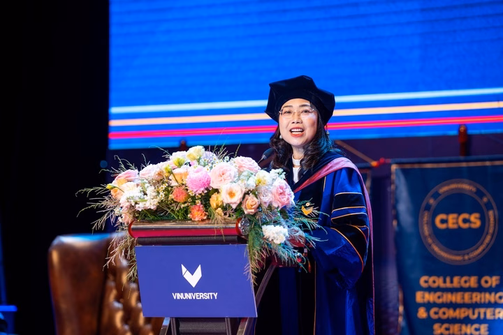 TS. Lê Mai Lan - Chủ tịch Trường ĐH VinUni - phát biểu khai mạc Lễ tốt nghiệp TS. Lê Mai Lan - Chủ tịch Trường ĐH VinUni - phát biểu khai mạc Lễ tốt nghiệp