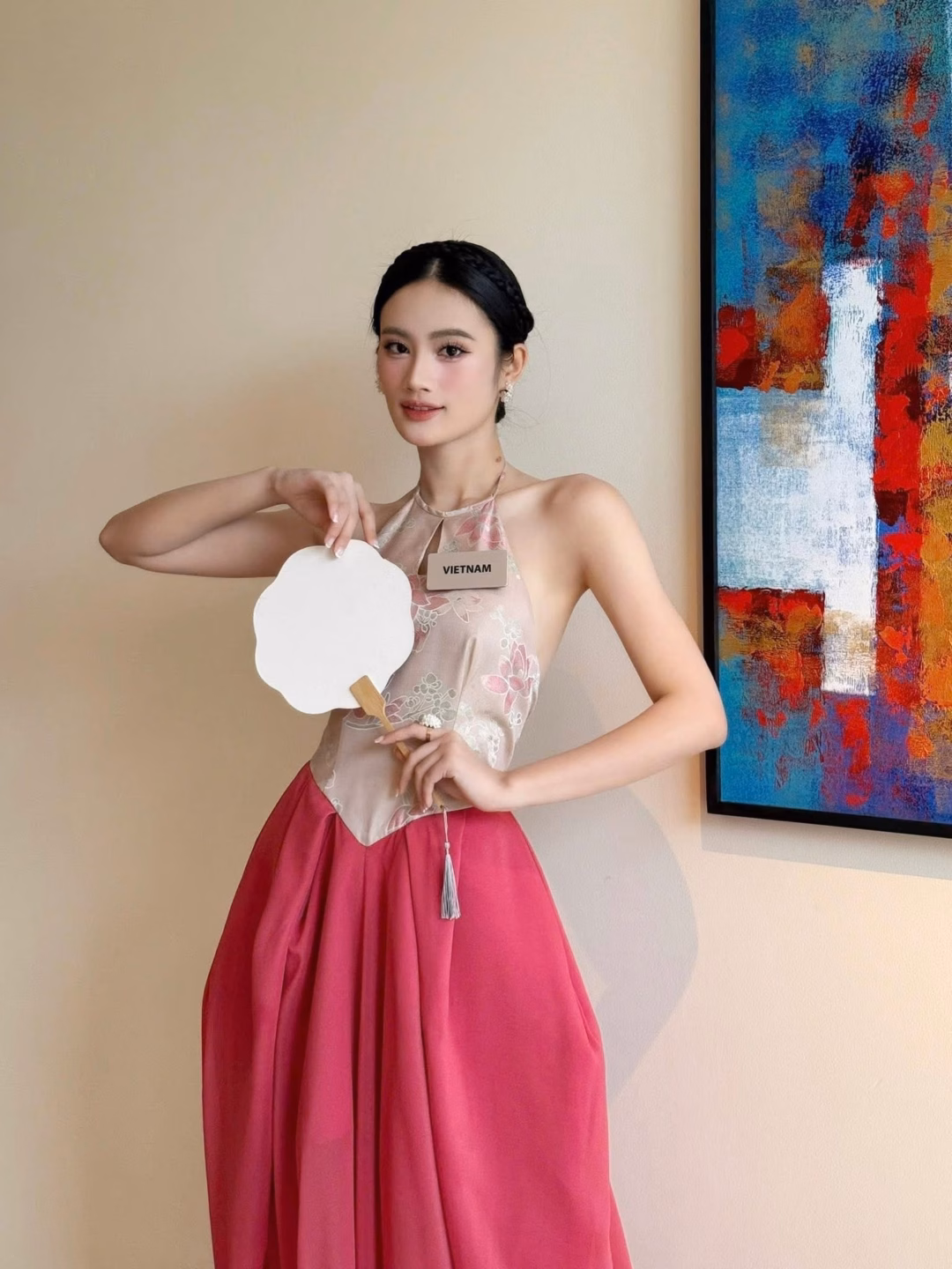 Ý Nhi xuất hiện kiêu sa với váy cúp ngực đính sequin Ý Nhi xuất hiện kiêu sa với váy cúp ngực đính sequin