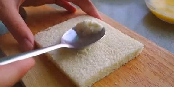 xếp bánh mì lại với nhau