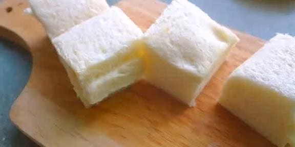 phết nước sốt trộn salad lên bánh mì