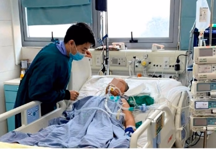 Bố của Nguyên túc trực bên giường bệnh Anh Nguyễn Việt Hà – bố của Nguyên túc trực bên giường bệnh của con trai.