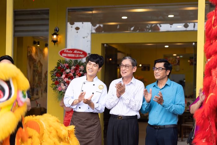 Hoàng Trung trở thành đầu bếp mì Quảng