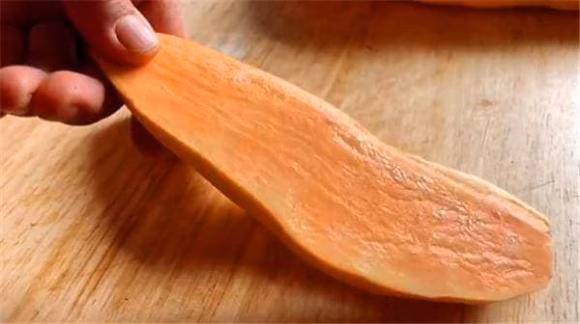 Phơi khoai lang dưới ánh nắng mặt trời
