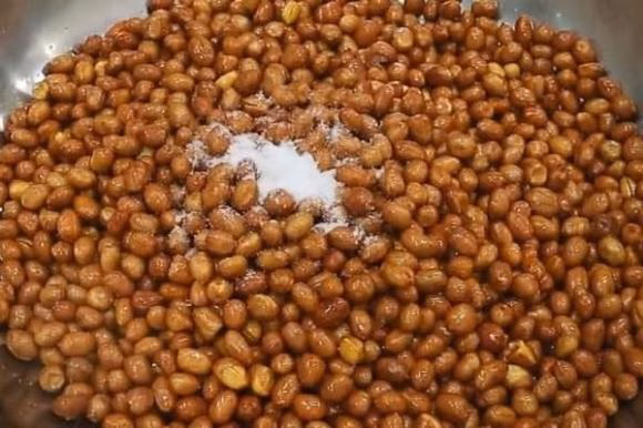 Đậu phộng chiên giòn với muối và rượu trắng