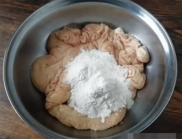 Chà xát lòng heo với bột mì