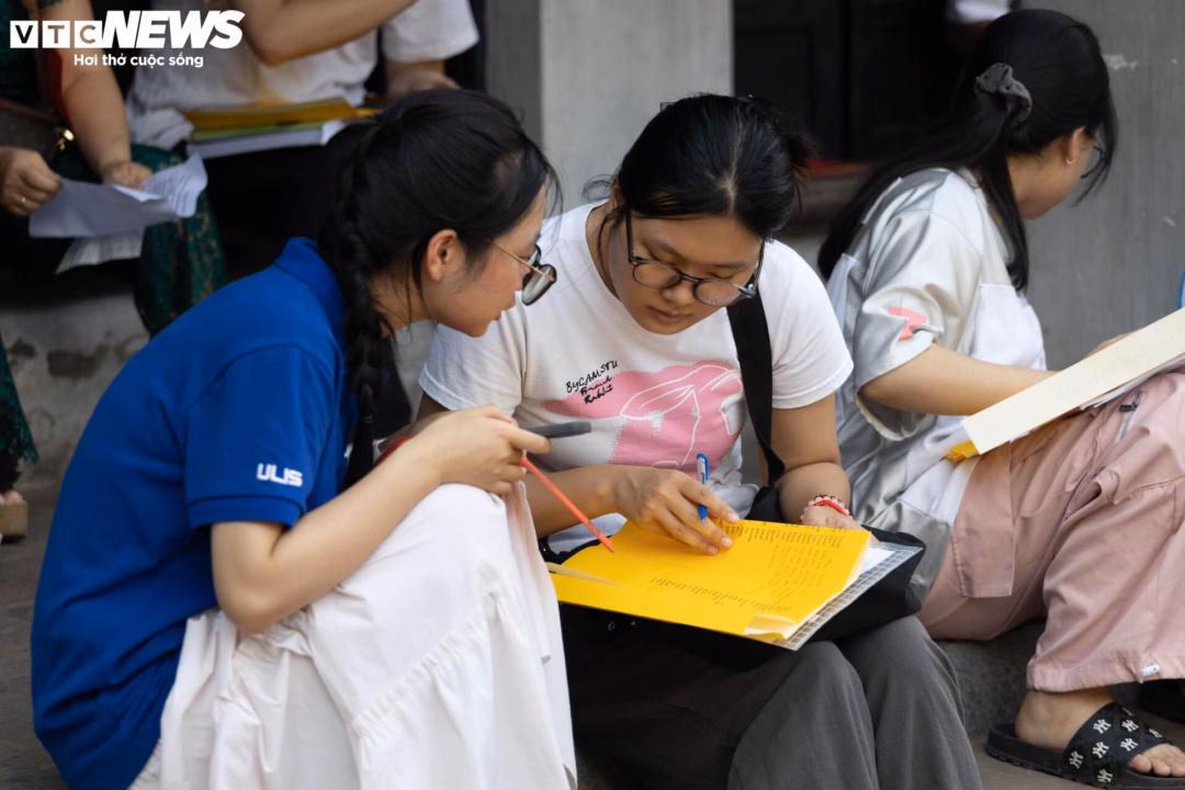 Sĩ tử tự tay ghi sớ
