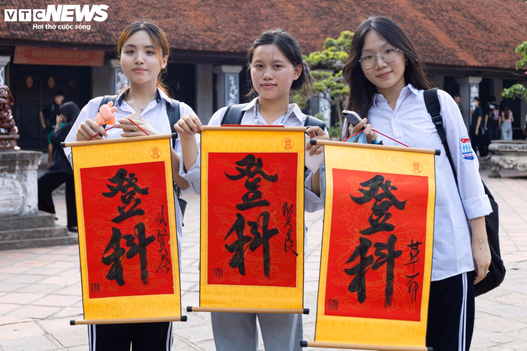 Sĩ tử xin chữ tại Văn Miếu