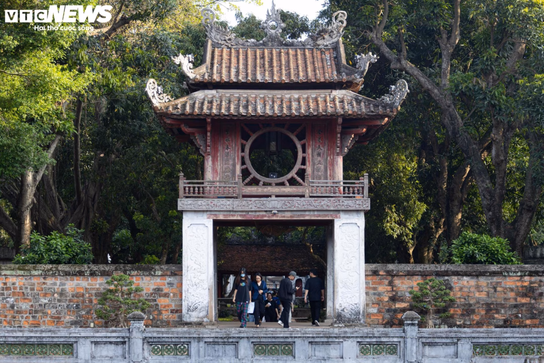 Sĩ tử mang bút, giấy báo thi đến Văn Miếu 'xin vía đỗ đại học'