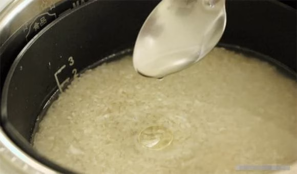 nấu cơm, giấm trắng, dầu dừa