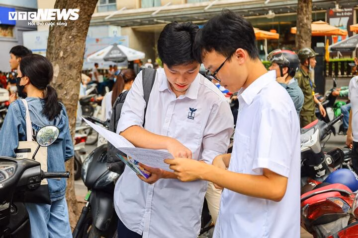 Thí sinh thảo luận đáp án sau khi kết thúc bài thi