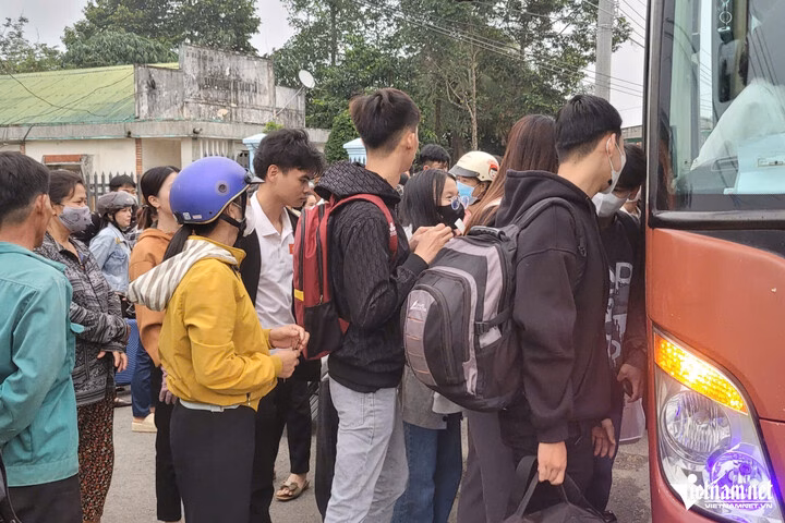 Phụ huynh đưa con lên ô tô để di chuyển đến điểm dự thi