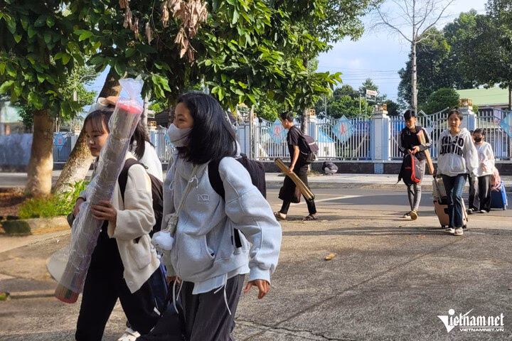 Thí sinh mang theo chiếu, quần áo để ở lại gần điểm thi tốt nghiệp THPT