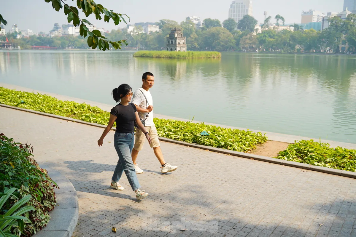 Dạo bộ quanh Hồ Gươm