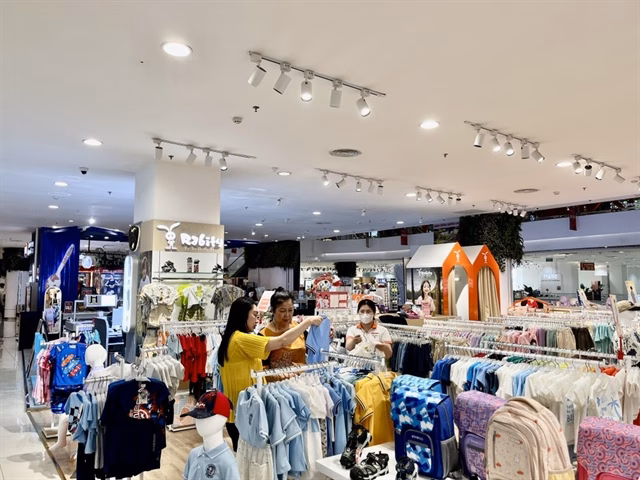 Người tiêu dùng mua sắm hàng Việt Người tiêu dùng mua sắm hàng thời trang Việt Nam tại siêu thị.