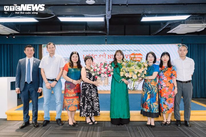 Lãnh đạo tặng hoa Ban Lãnh đạo Ủy ban nhà nước về người Việt Nam ở nước ngoài tặng hoa cho Ban tổ chức.
