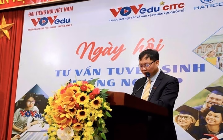 TS Nguyễn Văn Hùng cam kết đồng hành cùng học sinh trong hành trình kiến tạo tương lai. TS Nguyễn Văn Hùng cam kết đồng hành cùng học sinh trong hành trình kiến tạo tương lai.